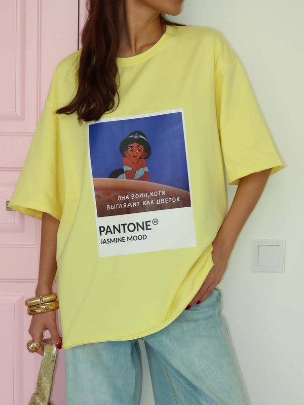 Woman wearing a loose yellow short-sleeve summer top